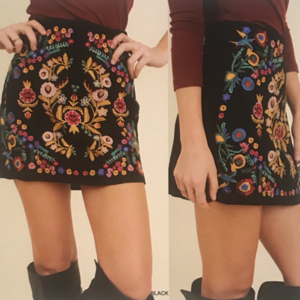 Floral Embroidered Skirt .Size:Small. NWT